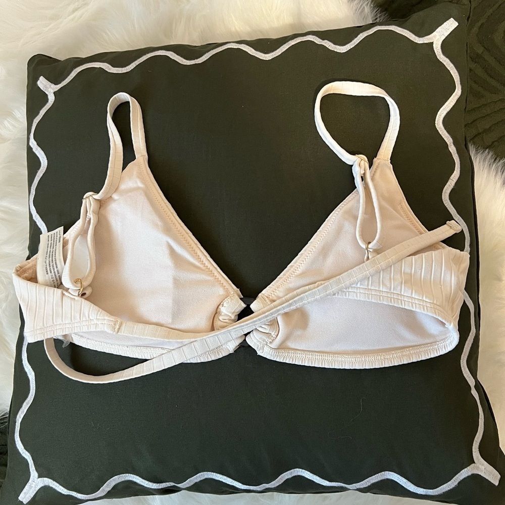 Hollister swim bikini top oatmeal color size medium adjustable triangle top - Picture 3 of 3